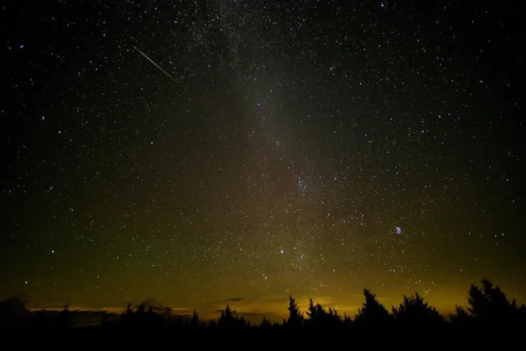 Las perseidas ocurren cada año cuando la Tierra pasa a través de una corriente de escombros dejada por el cometa Swift-Tuttle