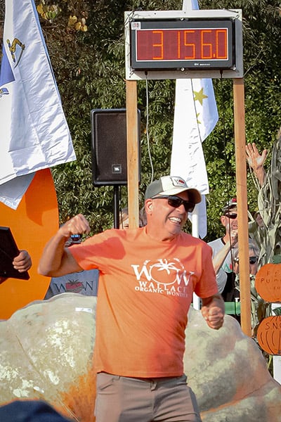 La calabaza gigante de Ron Wallace superó las 3000 libras y recuperó el récord mundial apenas una semana después de la marca establecida en el Reino Unido