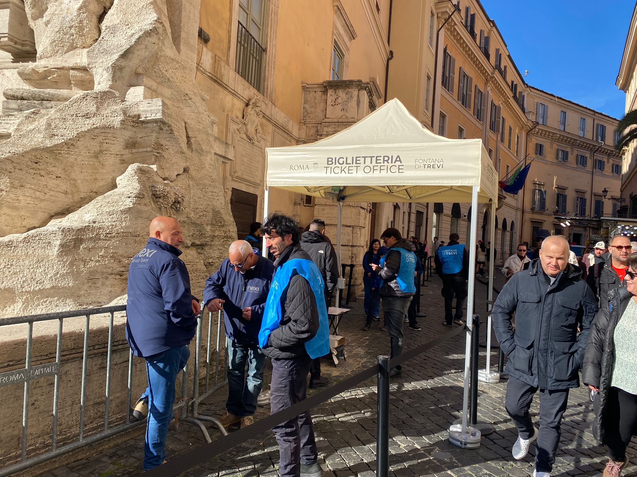 La “biglietteria” se encuentra debajo de una carpa blanca levantada en Via della Stamperia, que rodea el costado derecho del monumento. Fuente: Elisabetta Piqué