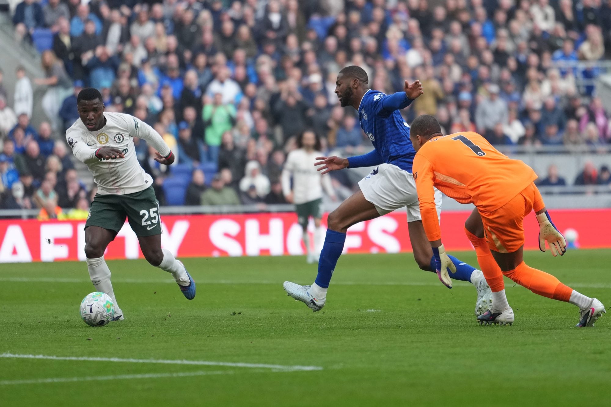Beto, autor de dos goles de Everton, entre Caicedo y Robert Sánchez
