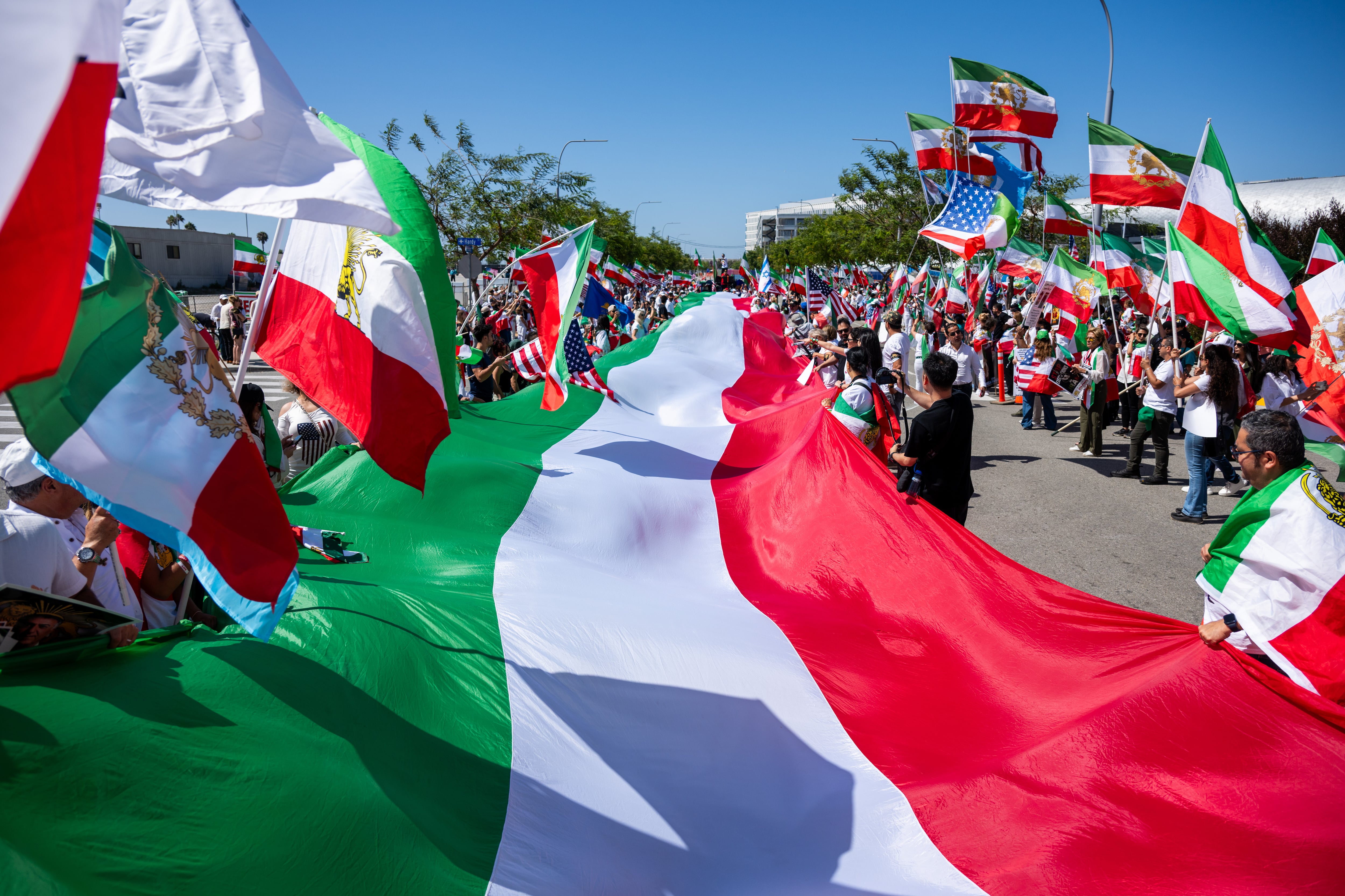Manifestantes portan una bandera gigante de Irán, el domingo 7 de junio de 2026, en Inglewood, California (AP Foto/Benjamin Hanson)