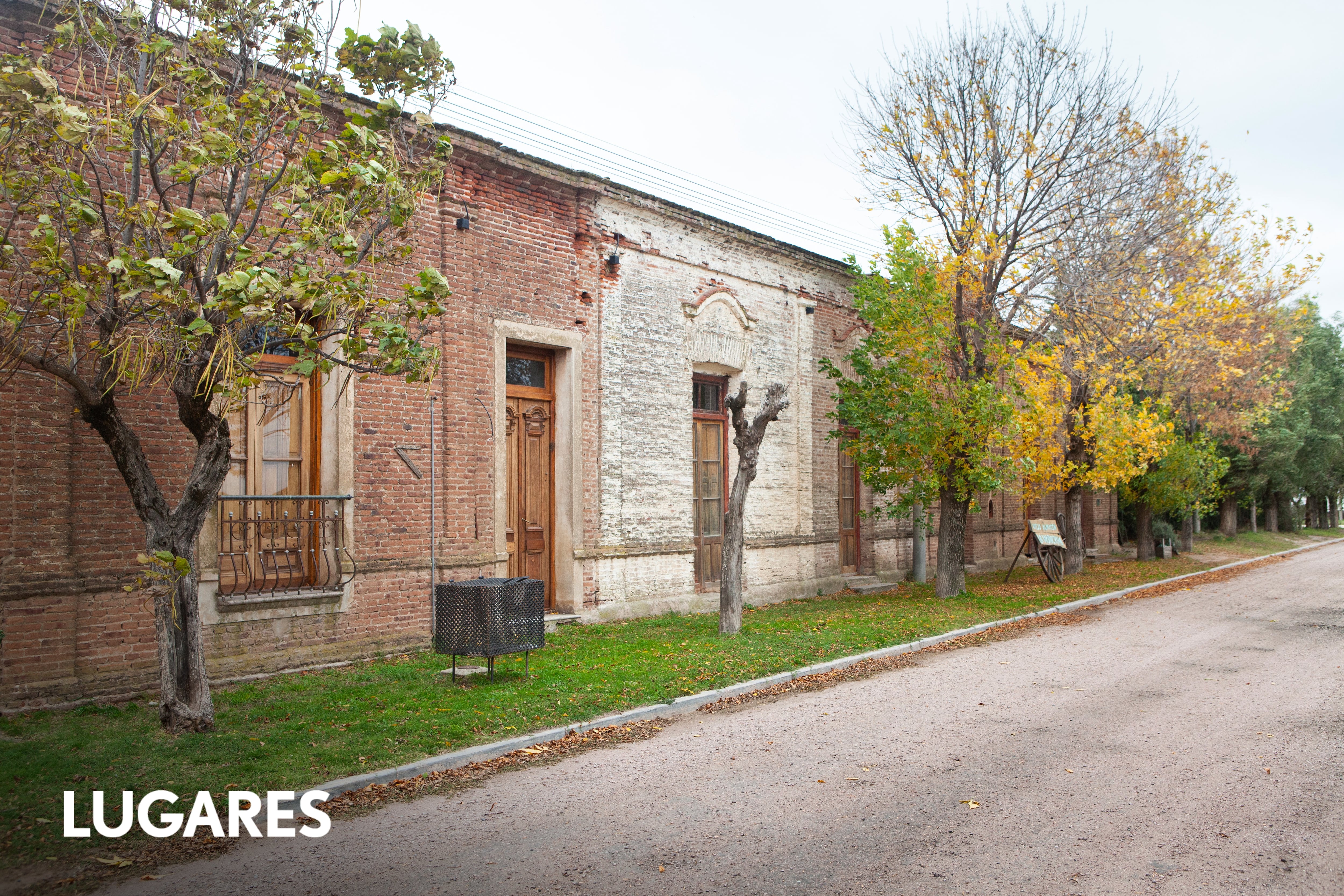 El pueblo junto a las vías del tren que tiene 160 habitantes y convoca por un restaurante de campo