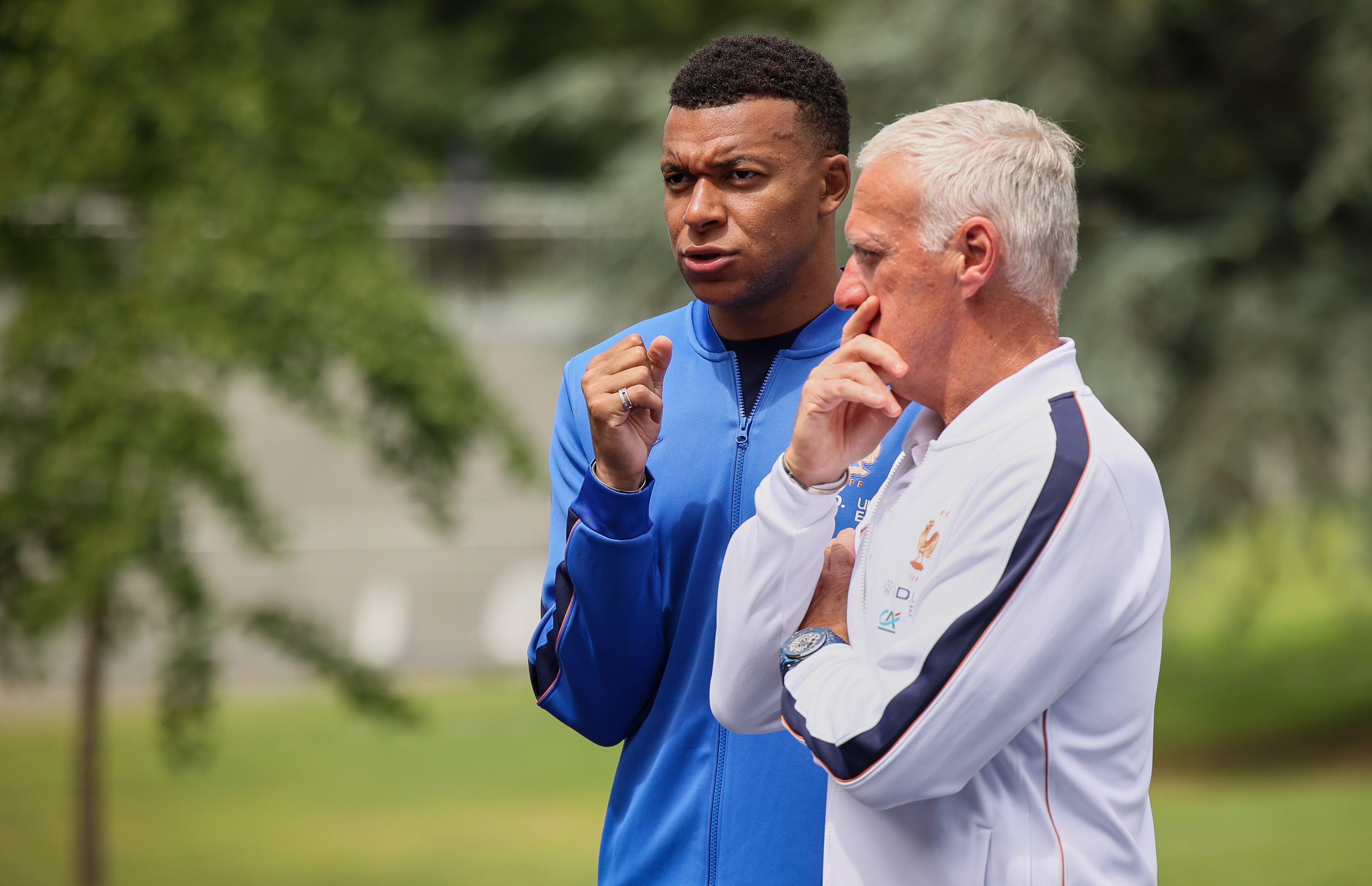 Didier Deschamps junto con Kylian Mbappe en la concentración de la selección de Francia en Clairefontaine