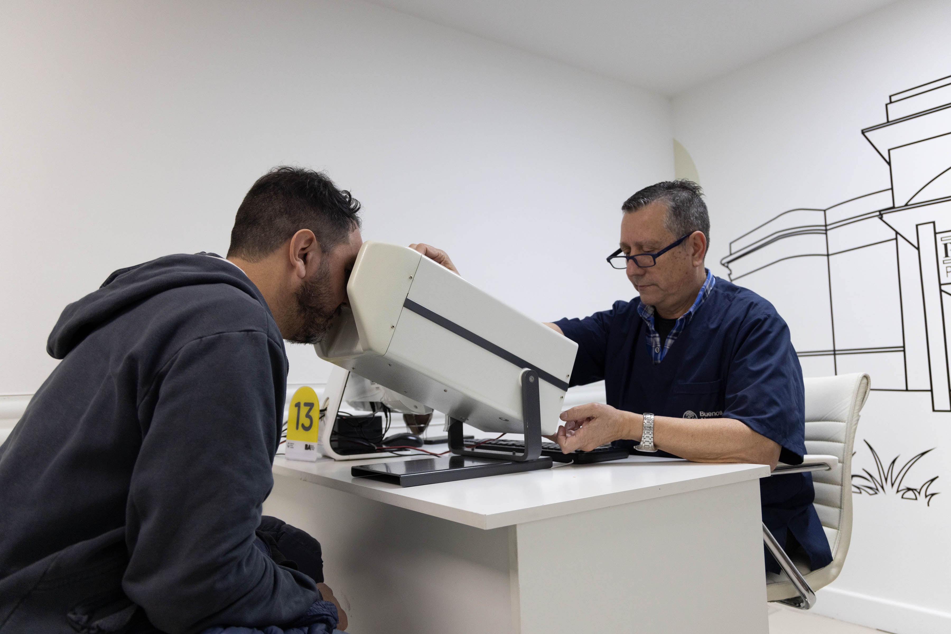 En algunas jurisdicciones, además del examen psicofísico obligatorio, se podrá someter a los adultos mayores a pruebas extra para renovarles la licencia de conducir