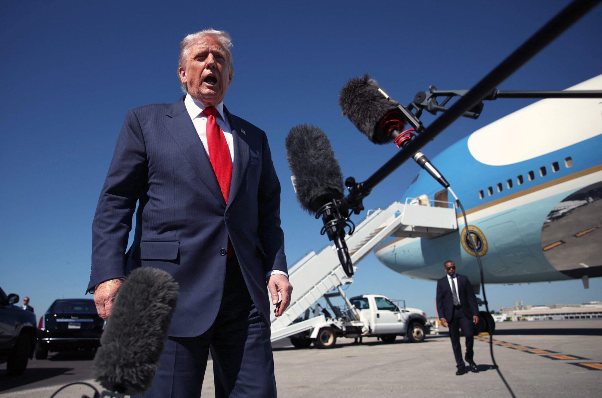 El presidente de Estados Unidos, Donald Trump, habla con la prensa a su llegada al Aeropuerto Internacional de Palm Beach