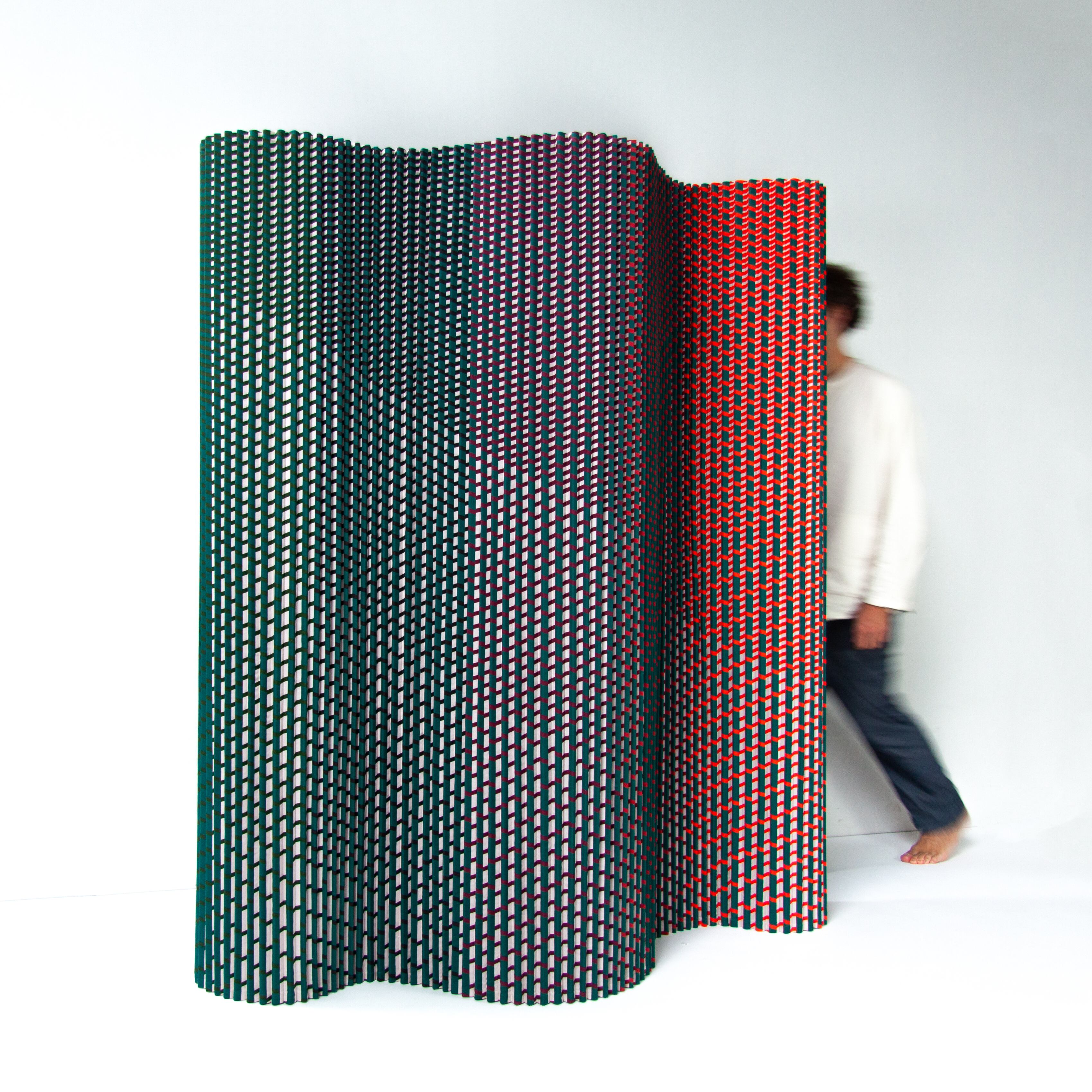 El estudio neerlandés Luis Marie reinventó técnicas tradicionales de plisado para crear un biombo textil que funciona como divisor de ambientes circular y autoportante