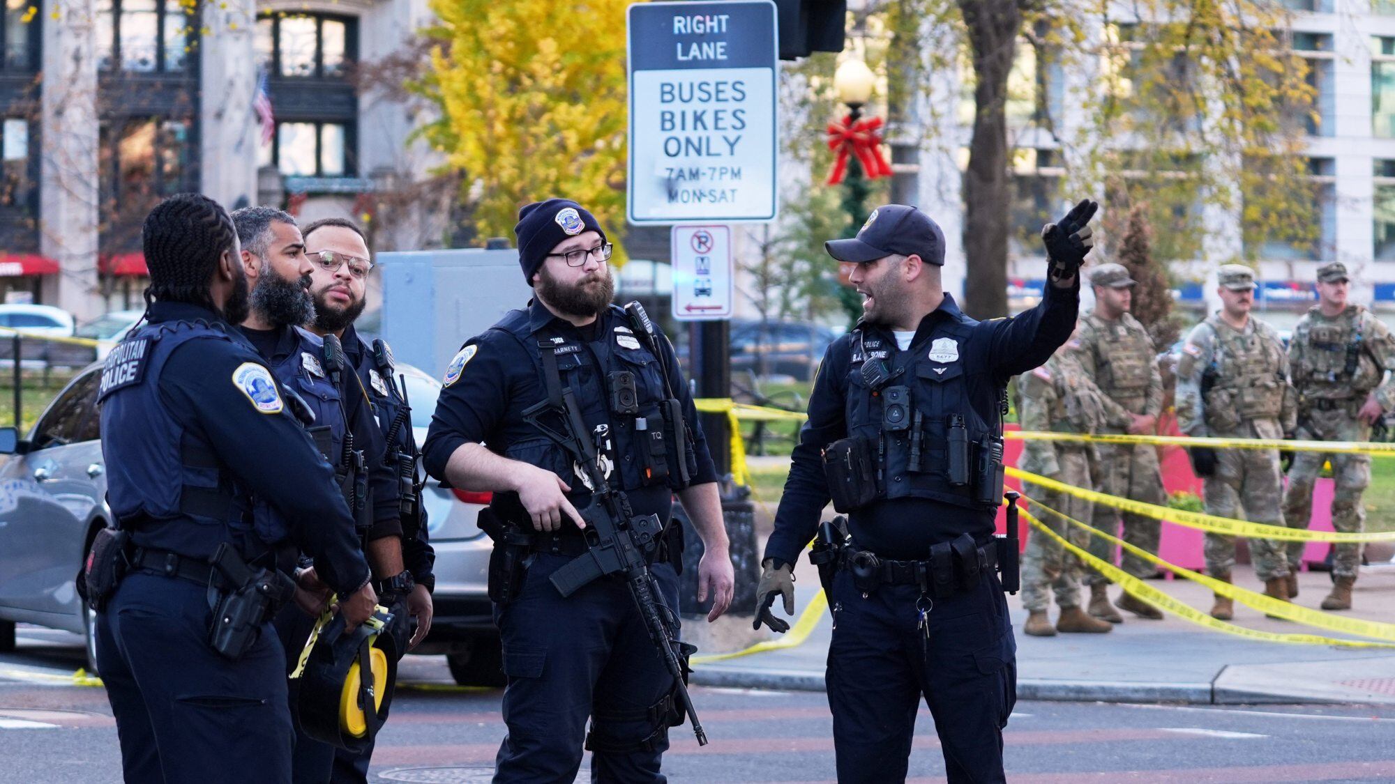 Miembros de la Policía Metropolitana de Washington, en la zona el ataque.