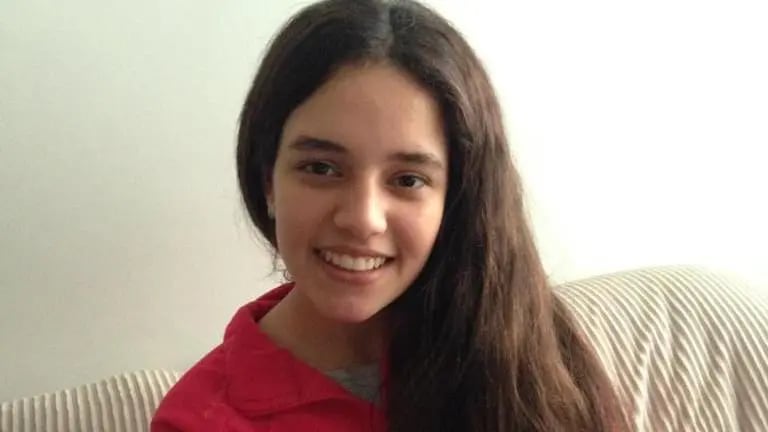 Se fue de viaje escolar y nunca regresó: el padre que 10 años después aún busca resolver el misterio de la muerte de su hija 7 Victoria estaba en una excursión escolar con otros 33 estudiantes