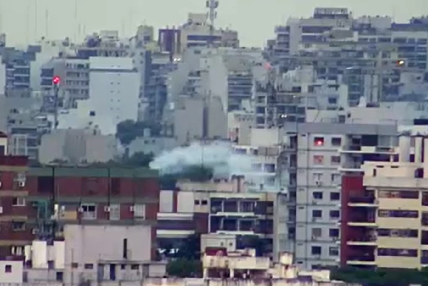 Incendio en un edificio de ocho pisos en Núñez: al menos un muerto