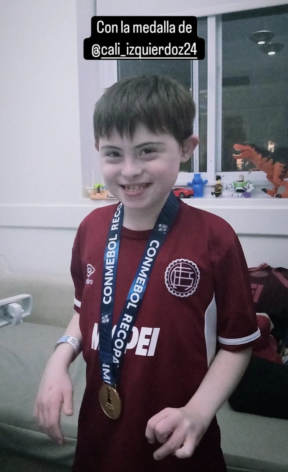 Camilo con la medalla de la Conmebol