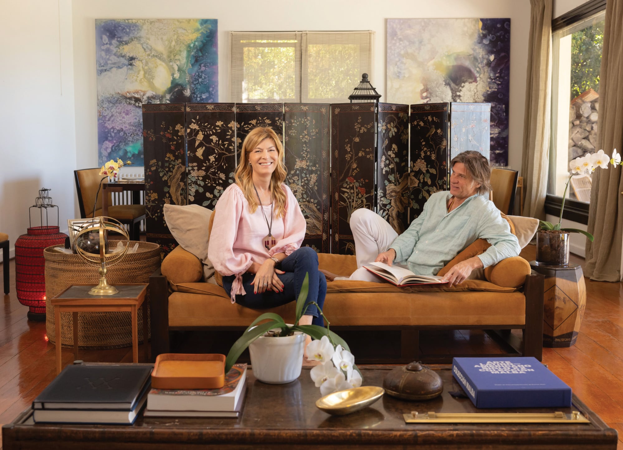 Abre las puertas de su casa. Soledad Costantini, editora y directora del Malba Literatura, posa junto a su marido, Eugenio Aguirre 9 “Esta casa tiene casi 30 años, se construyó 
de cero y en etapas. Mi hija Delfina, que es arquitecta, hizo la última reforma y Eugenio le puso su impronta”, cuenta Soledad