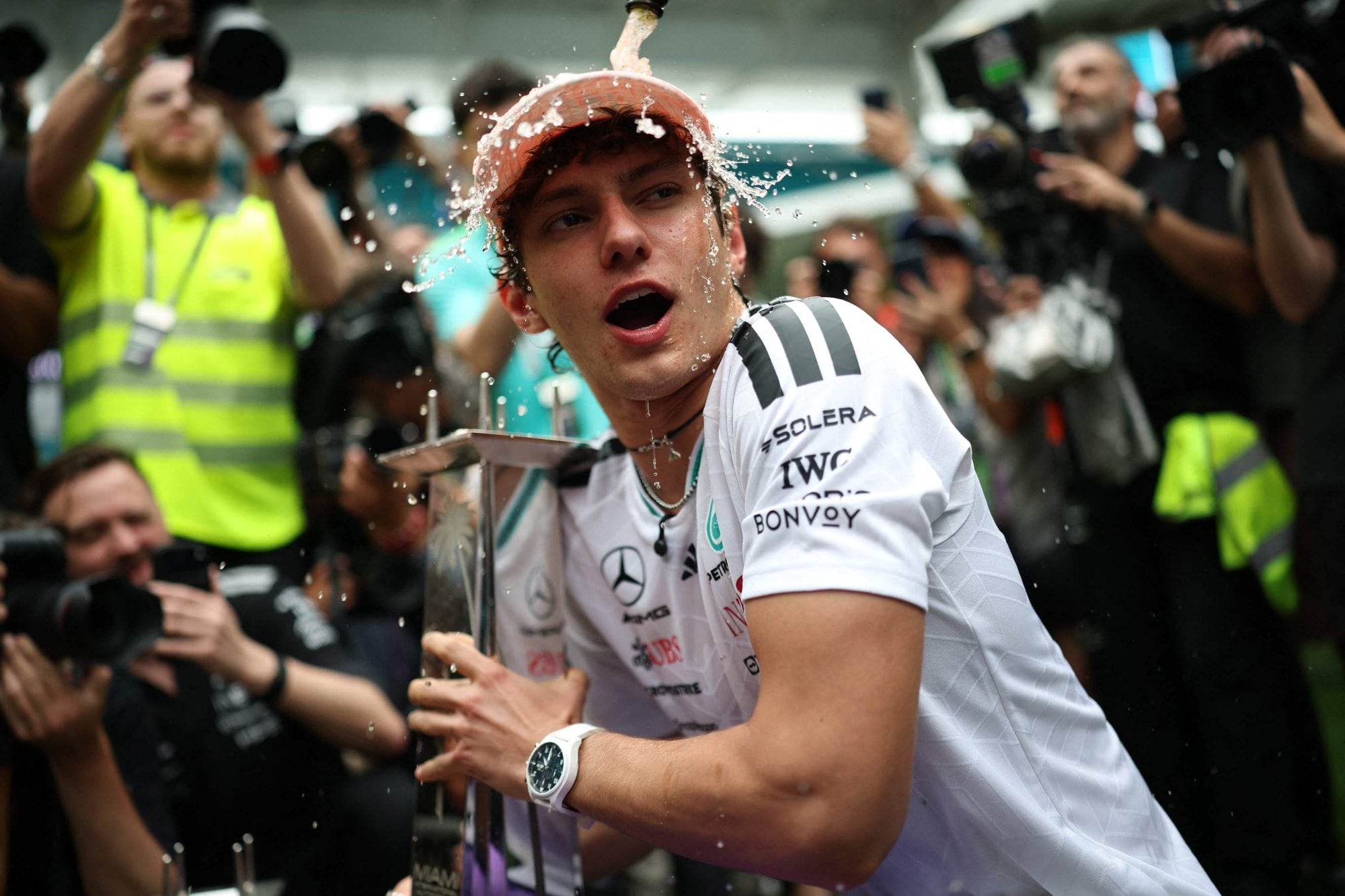 Andrea Kimi Antonelli, piloto italiano del equipo Mercedes AMG Petronas F1, ganador de la carrera, celebra con su equipo durante el Gran Premio de Fórmula 1 de Miami