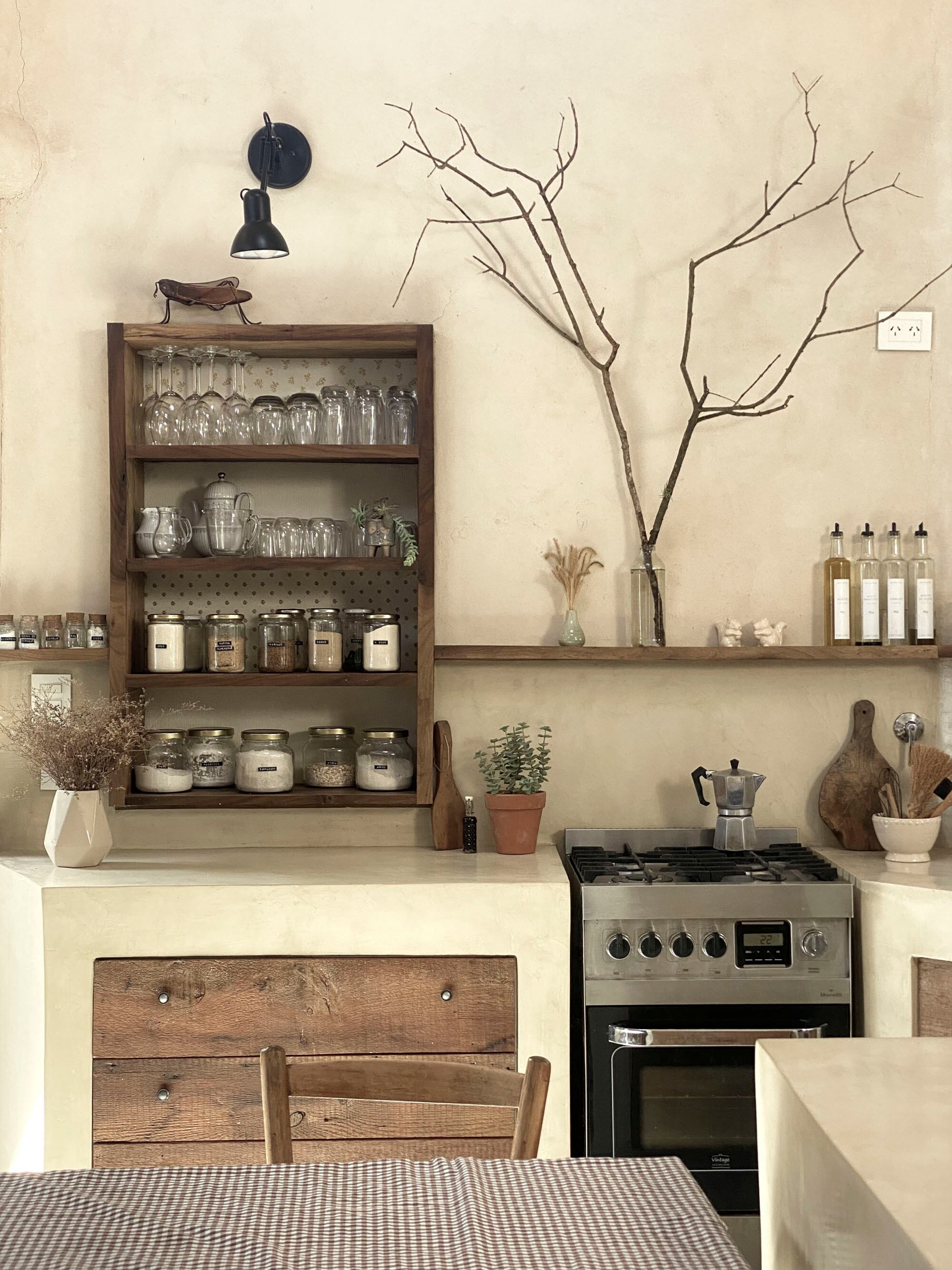 Muebles de obra, maderas rústicas y paredes encaladas para la cocina estilo campo de Virginia Escribano: “Predomina una idea de austeridad, pero austeridad bien entendida: lo justo y necesario, liviano a la vista y fácil de ordenar”, nos dijo.