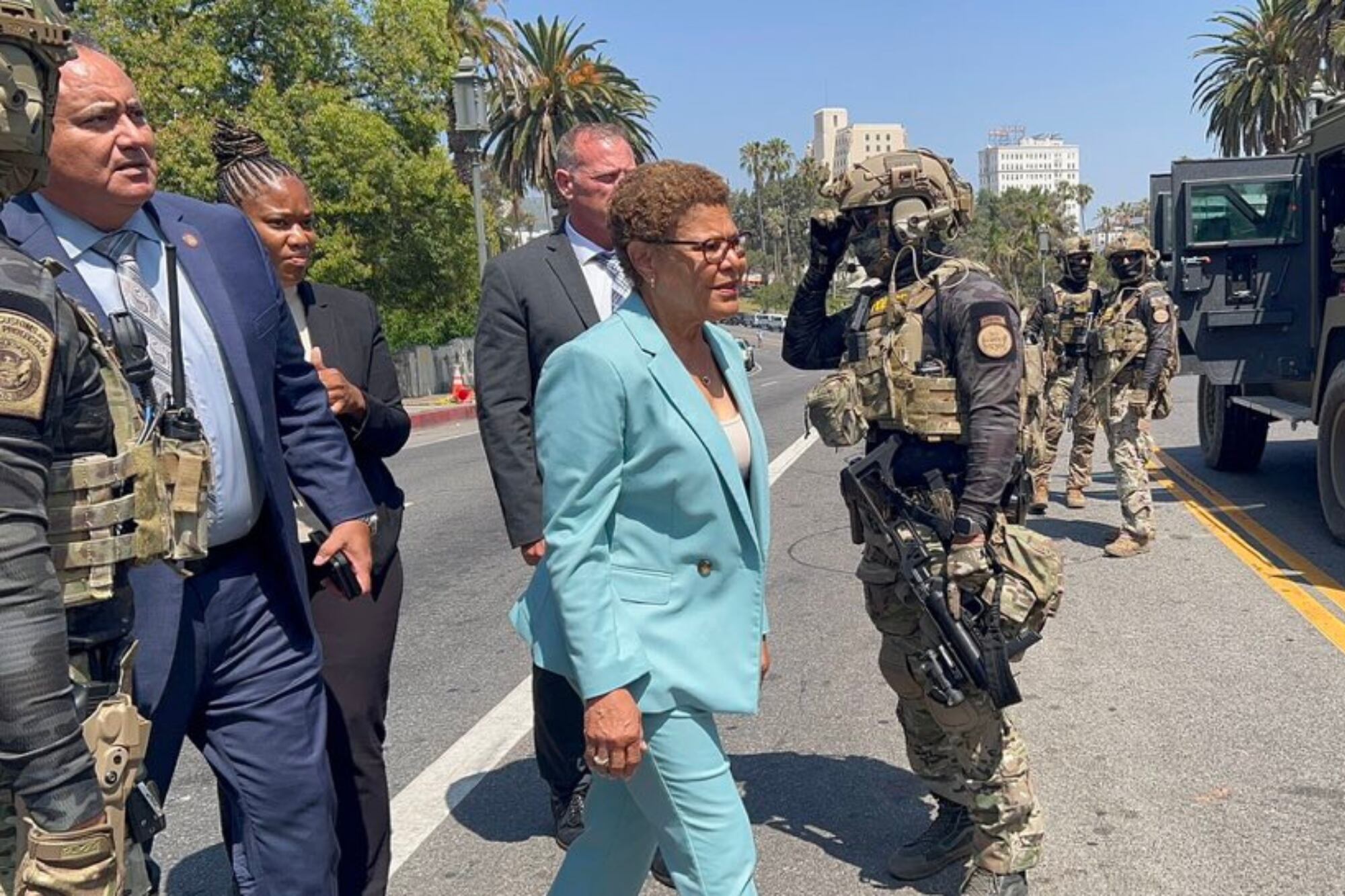 (Archivo) Karen Bass se presentó en un operativo del ICE en Los Ángeles