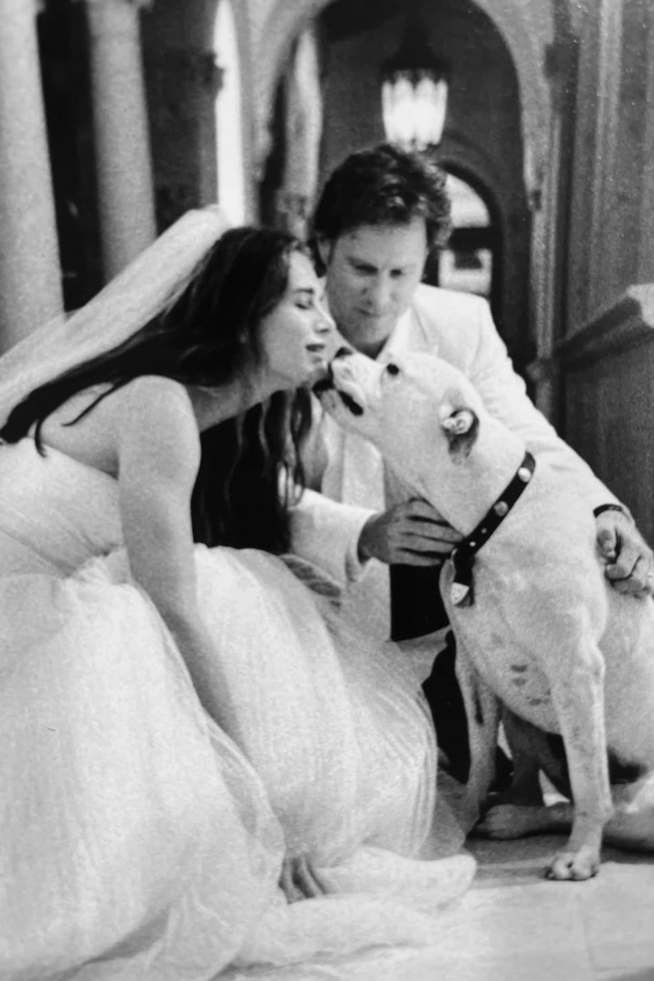 Brooke, Henchy y su perro. La novia lució un strapless firmado por Vera Wang