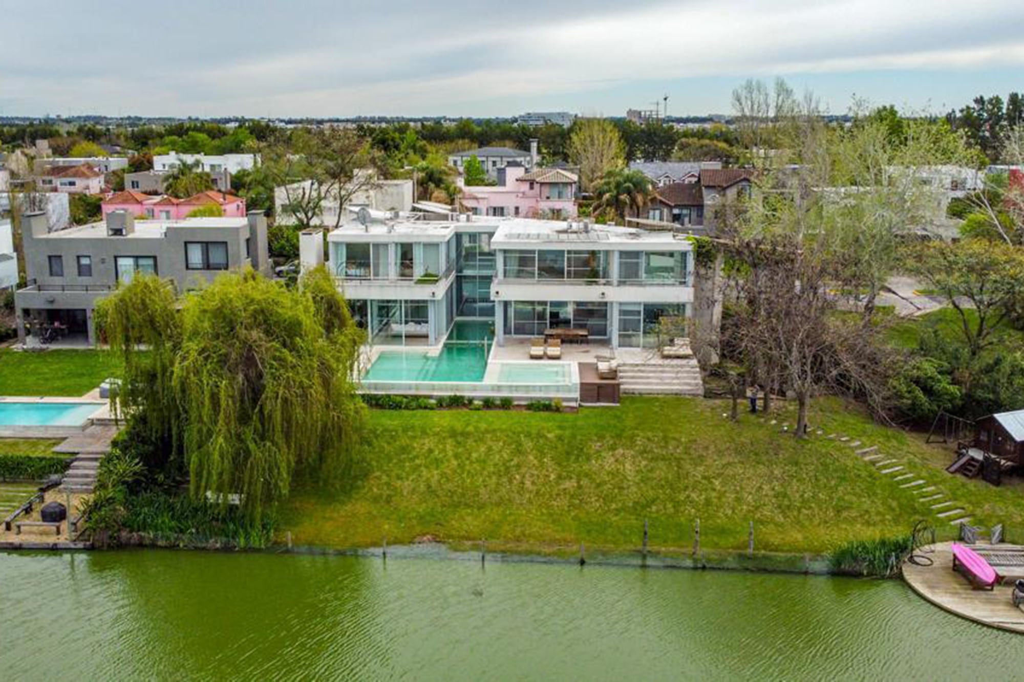 La mansión se encuentra sobre un lote de 2200 metros cuadrados con salida directa al lago central del barrio