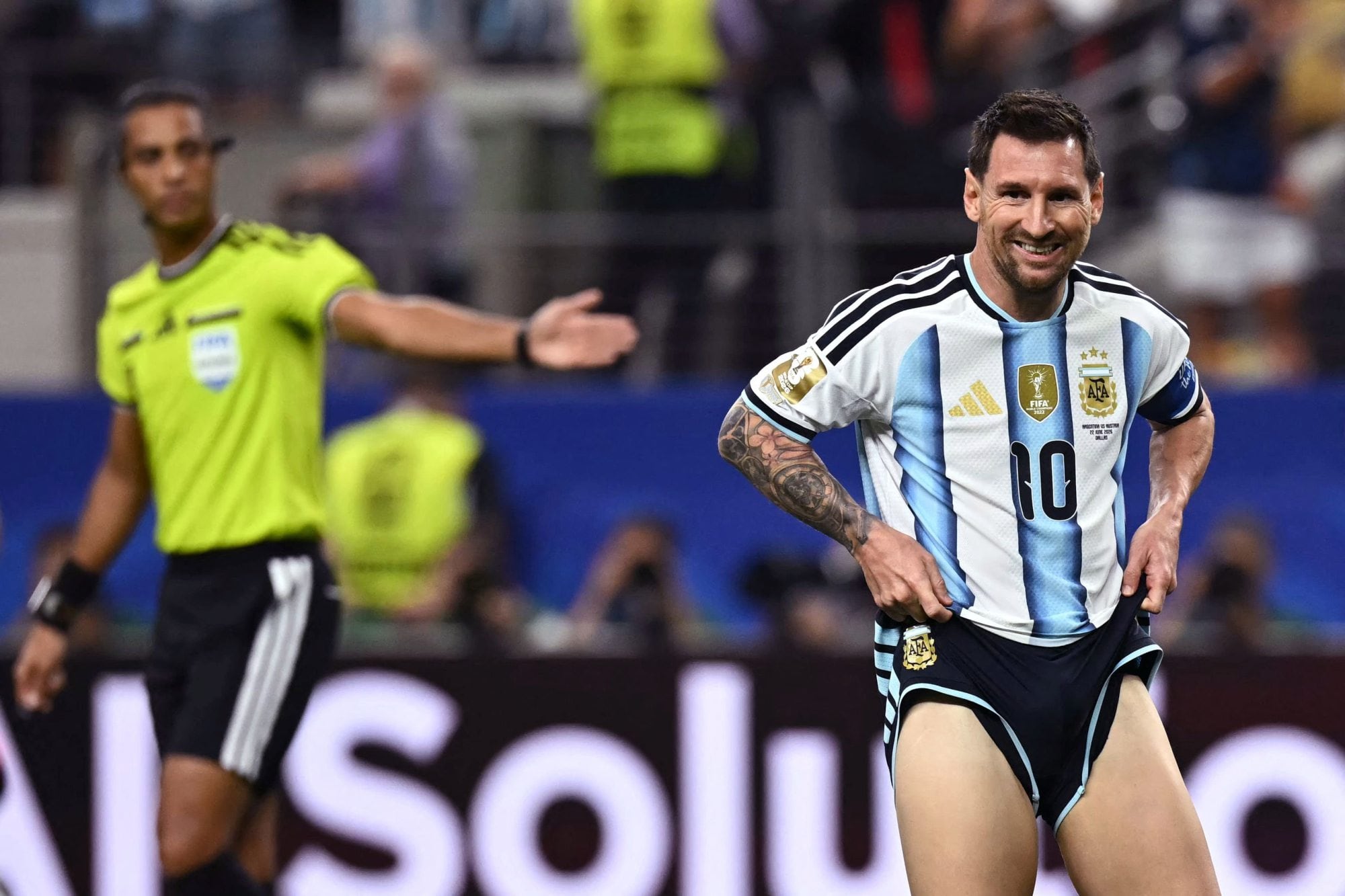 La mezcla de incredulidad y decepción de Messi luego de que el 10 fallara frente a Austria en el segundo compromiso de Canadá-Estados Unidos-México 2026; por ahora no convirtió penales en este mundial.