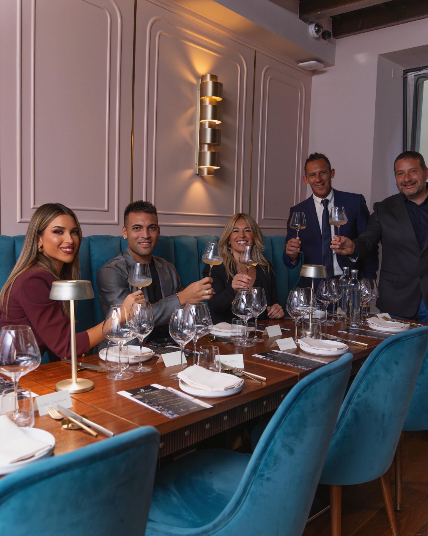 Agustina Gandolfo y Lautaro Martínez en su exclusivo restaurante en Italia