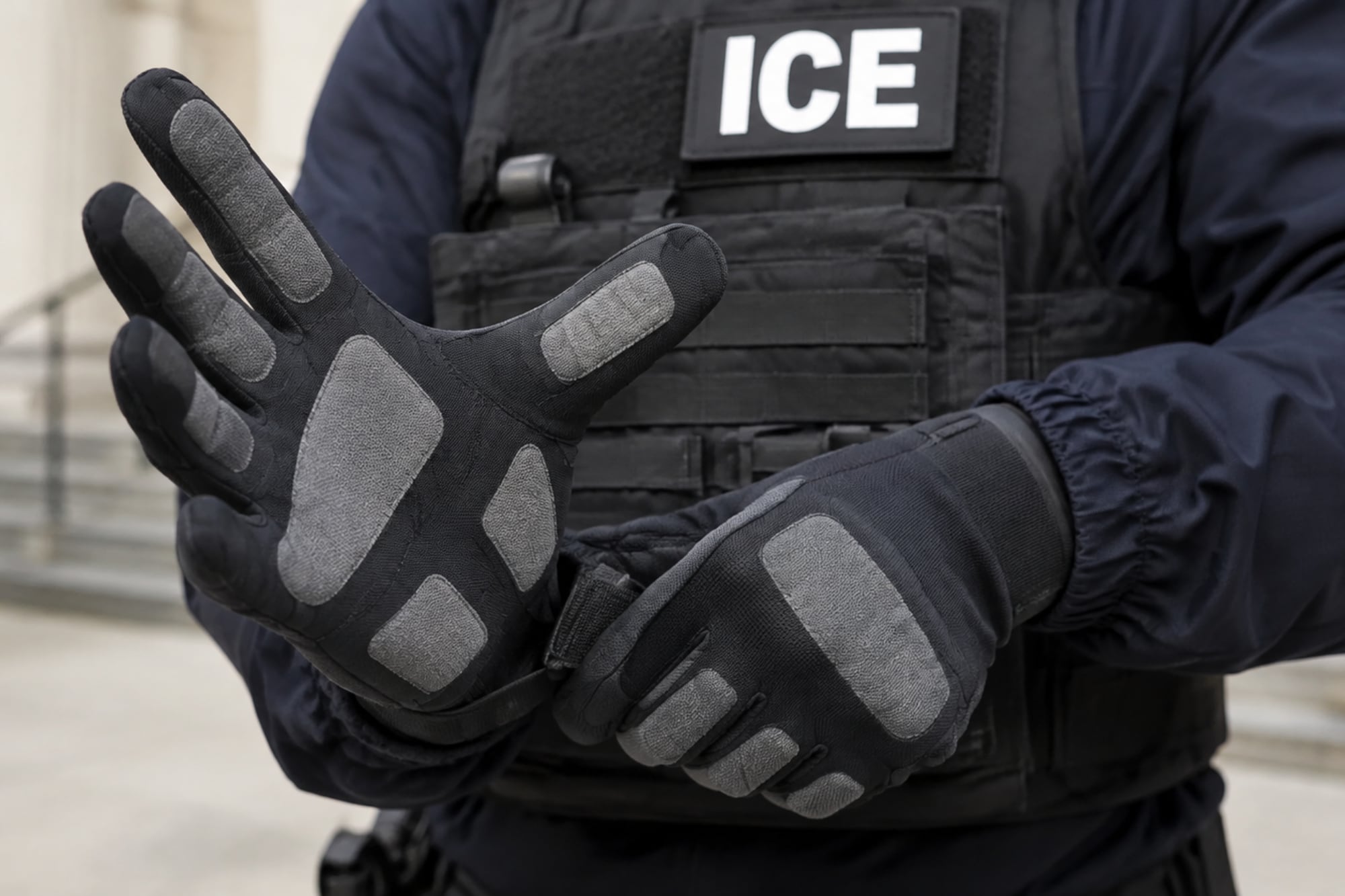 Es oficial: revelan qué se siente ser tocado con los guantes eléctricos que el ICE usará en las redadas migratorias
