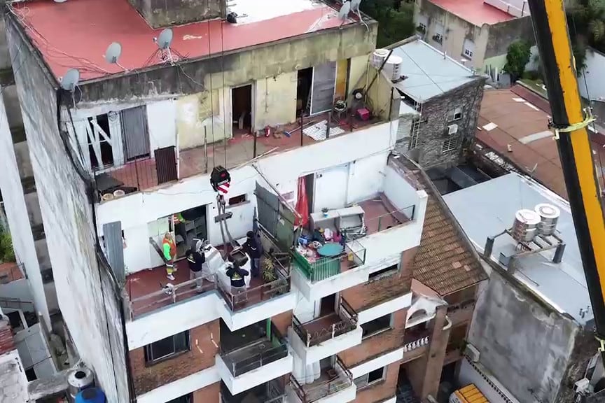 Se utilizaron grúas para bajar muebles e incluso motos