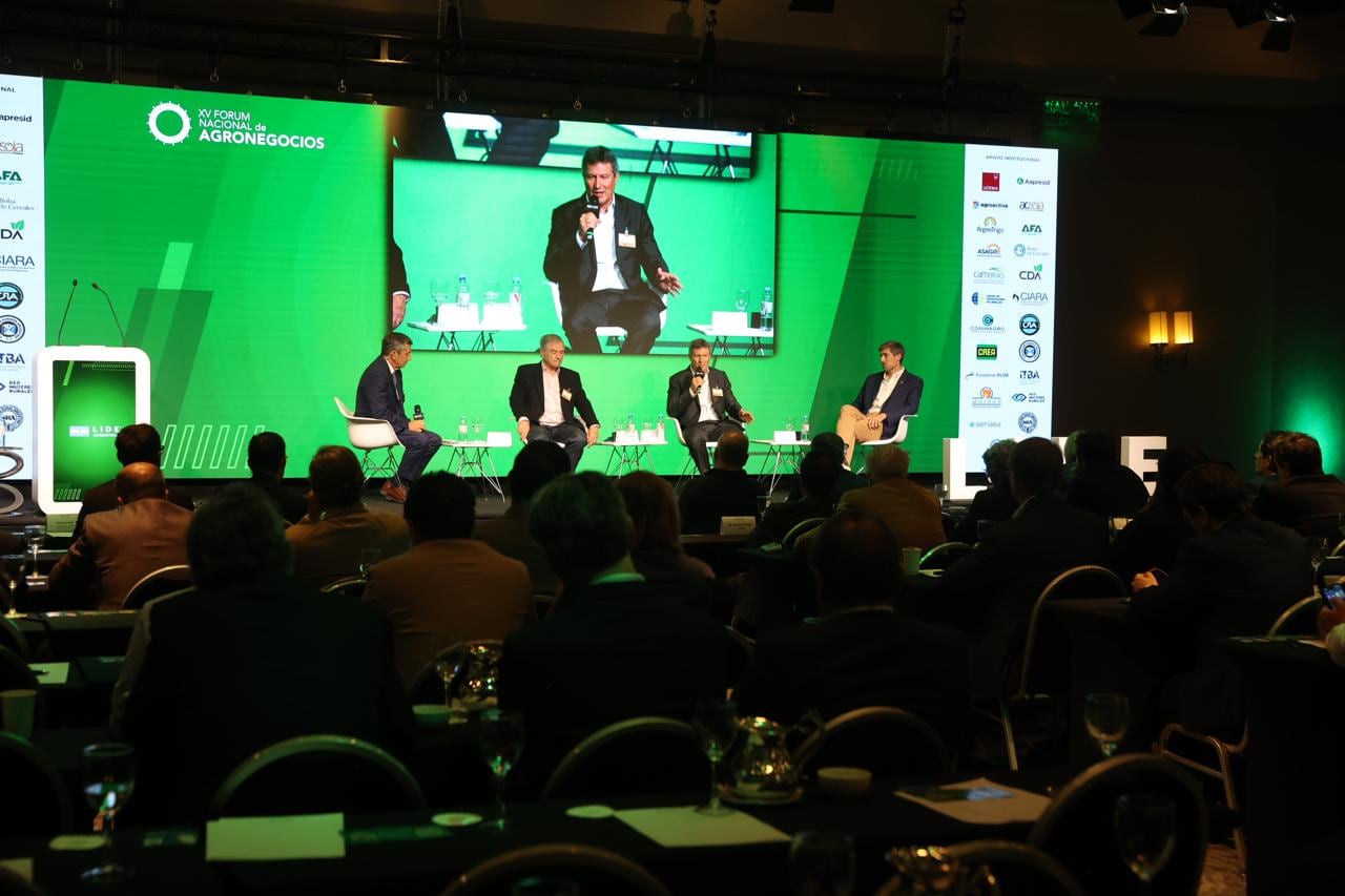 Rodolfo de Felipe, presidente de LIDE Argentina y moderador, Ignacio Lartirigoyen, presidente de Lartirigoyen, Alejandro Elsztain, CEO de Cresud, e Ignacio Bartolomé, CEO de GDM