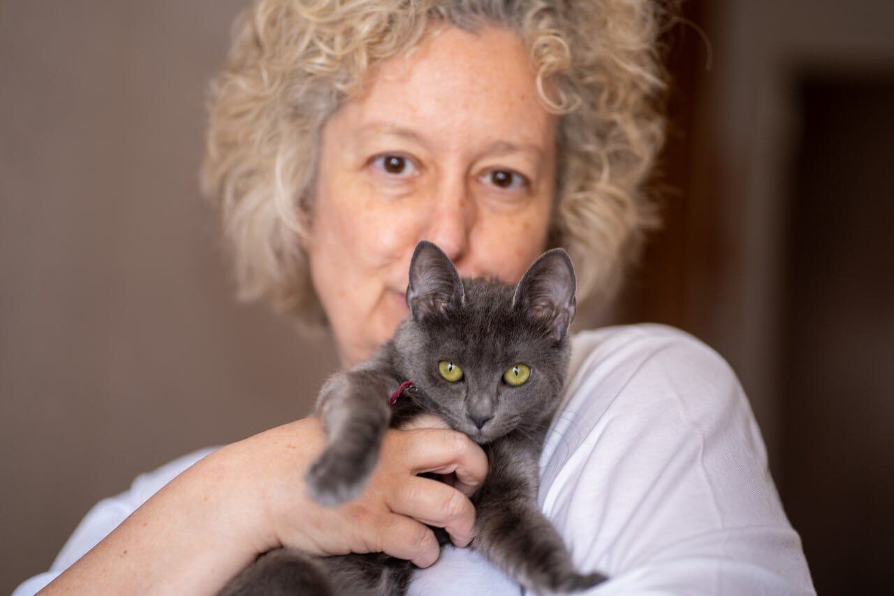 Valeria Anselmi, de Gatitos de Belgrano Adopciones, con Graysie.