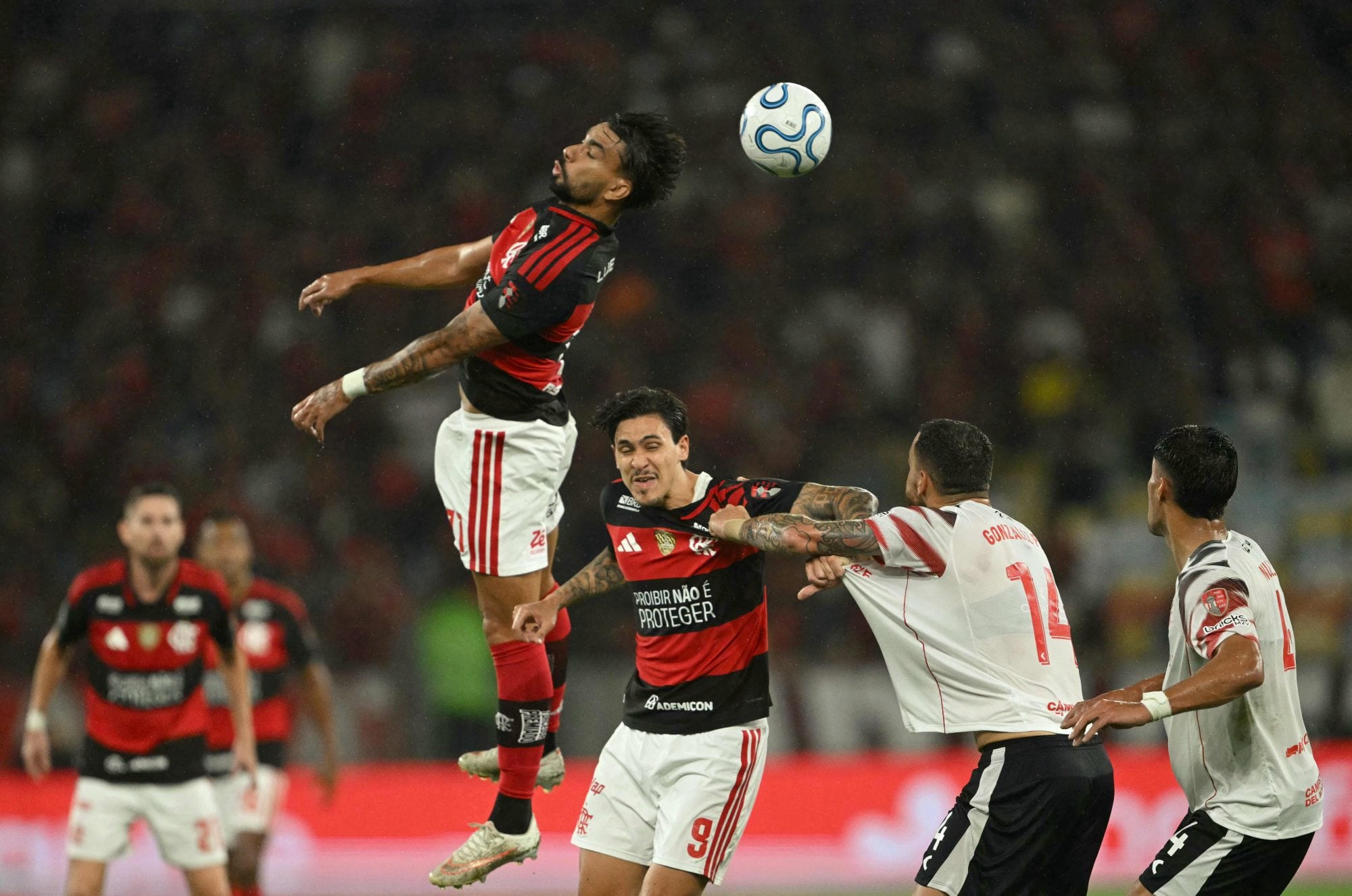 Cabezazo de Lucas Paqueta