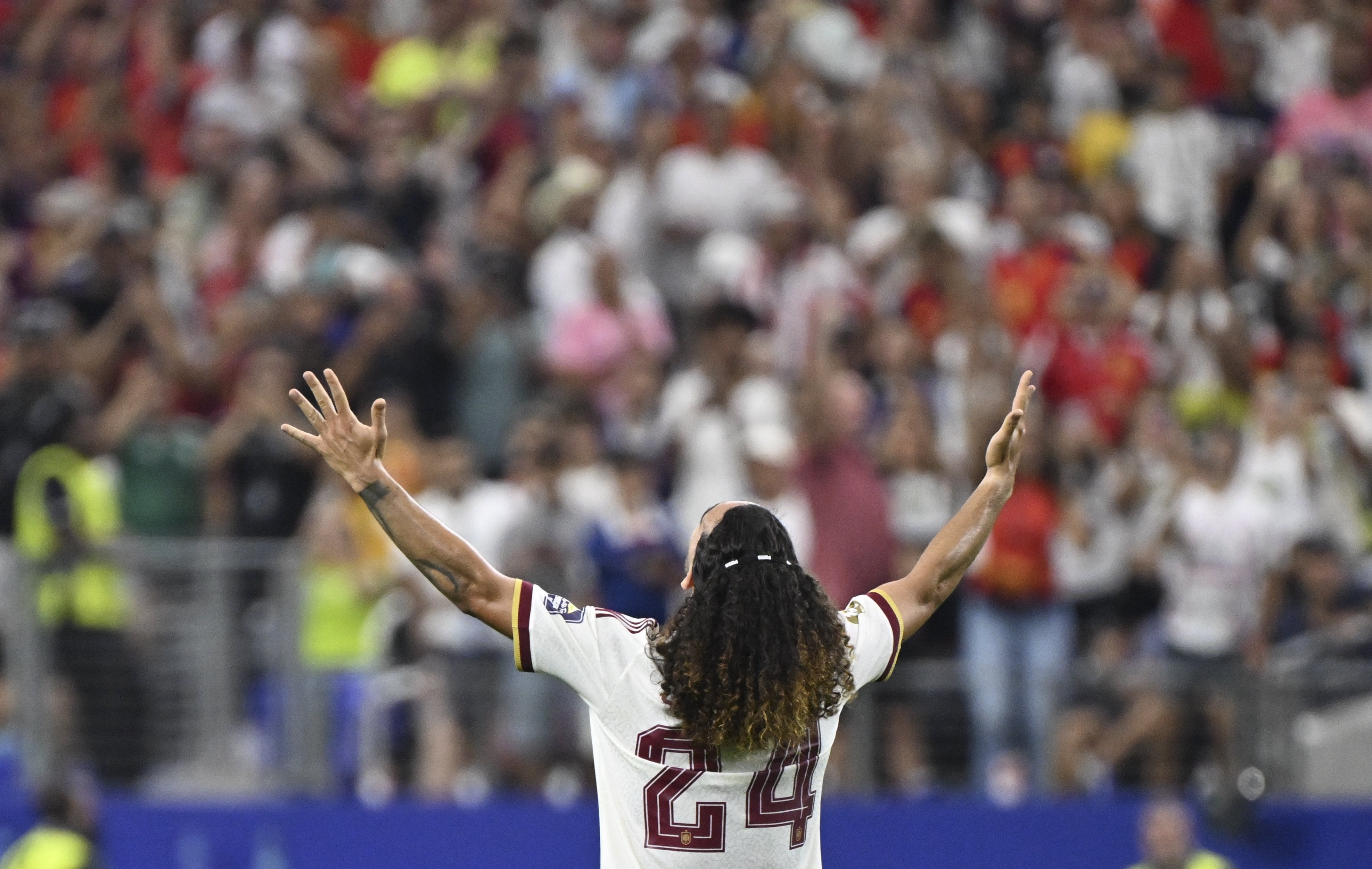Marc Cucurella, de España, festeja la victoria al término del partido de semifinales ante Francia