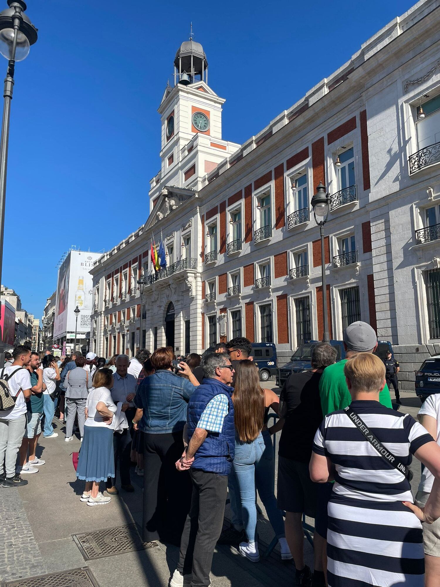 Curiosos y militantes pro Milei se dan cita en la Puerta del Sol esperando al presidente argentino