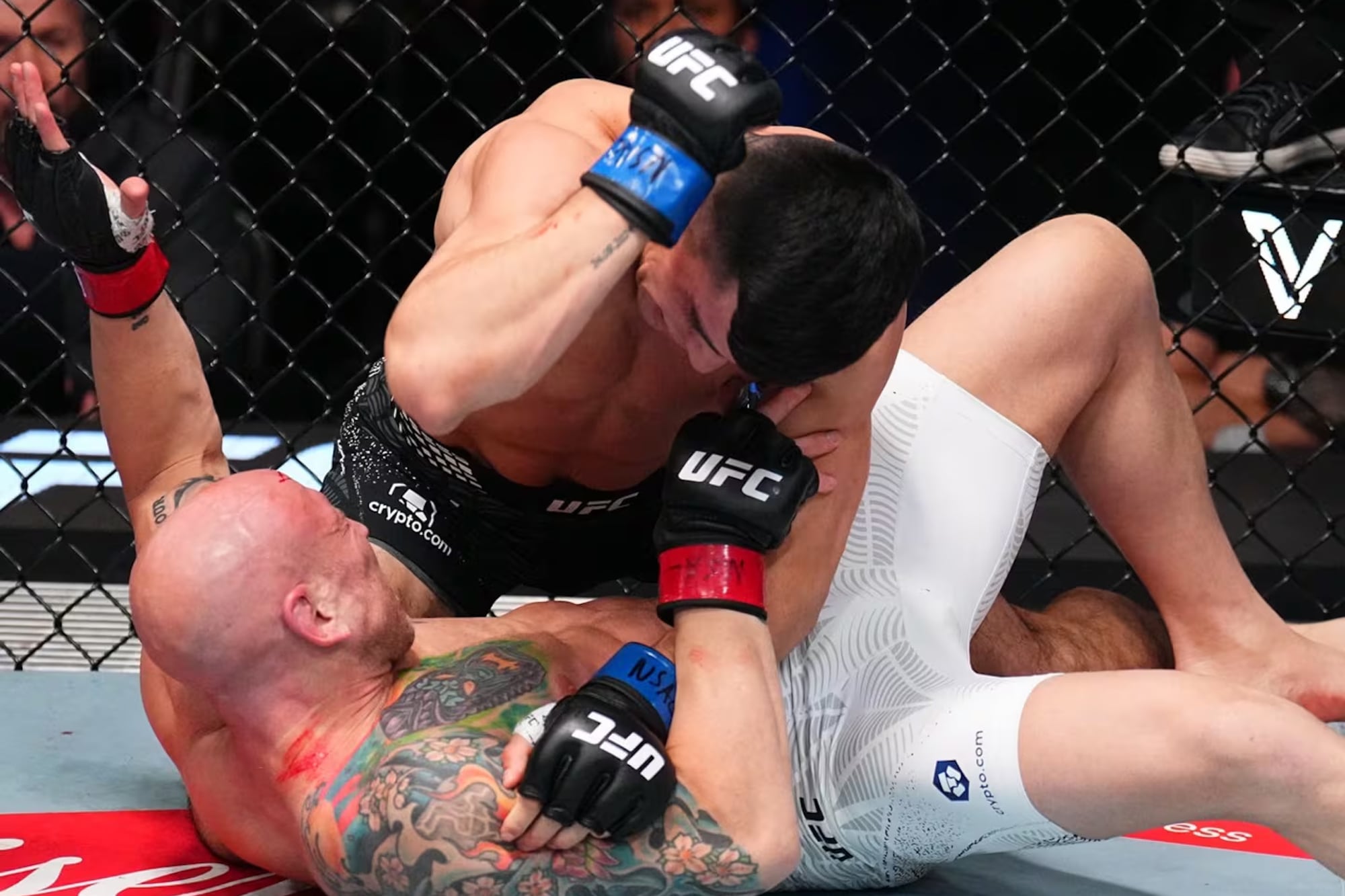 El impactante nocaut de Kevin Vallejos en el primer round del UFC y su reacción por el bonus que cobró