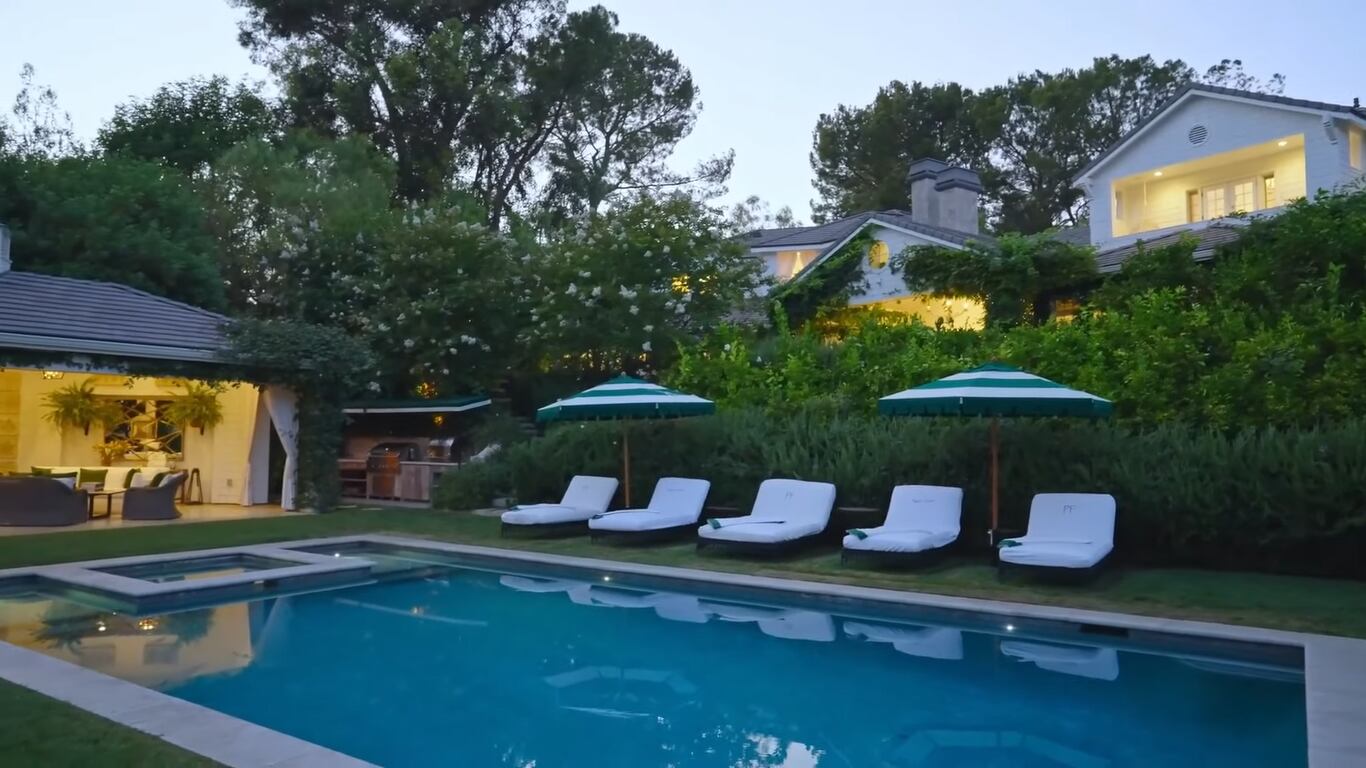 En la pileta hay una casa de huéspedes