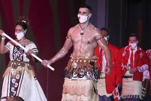 El atleta de Tonga que se robó de nuevo la atención en la apertura de los Juegos Olímpicos