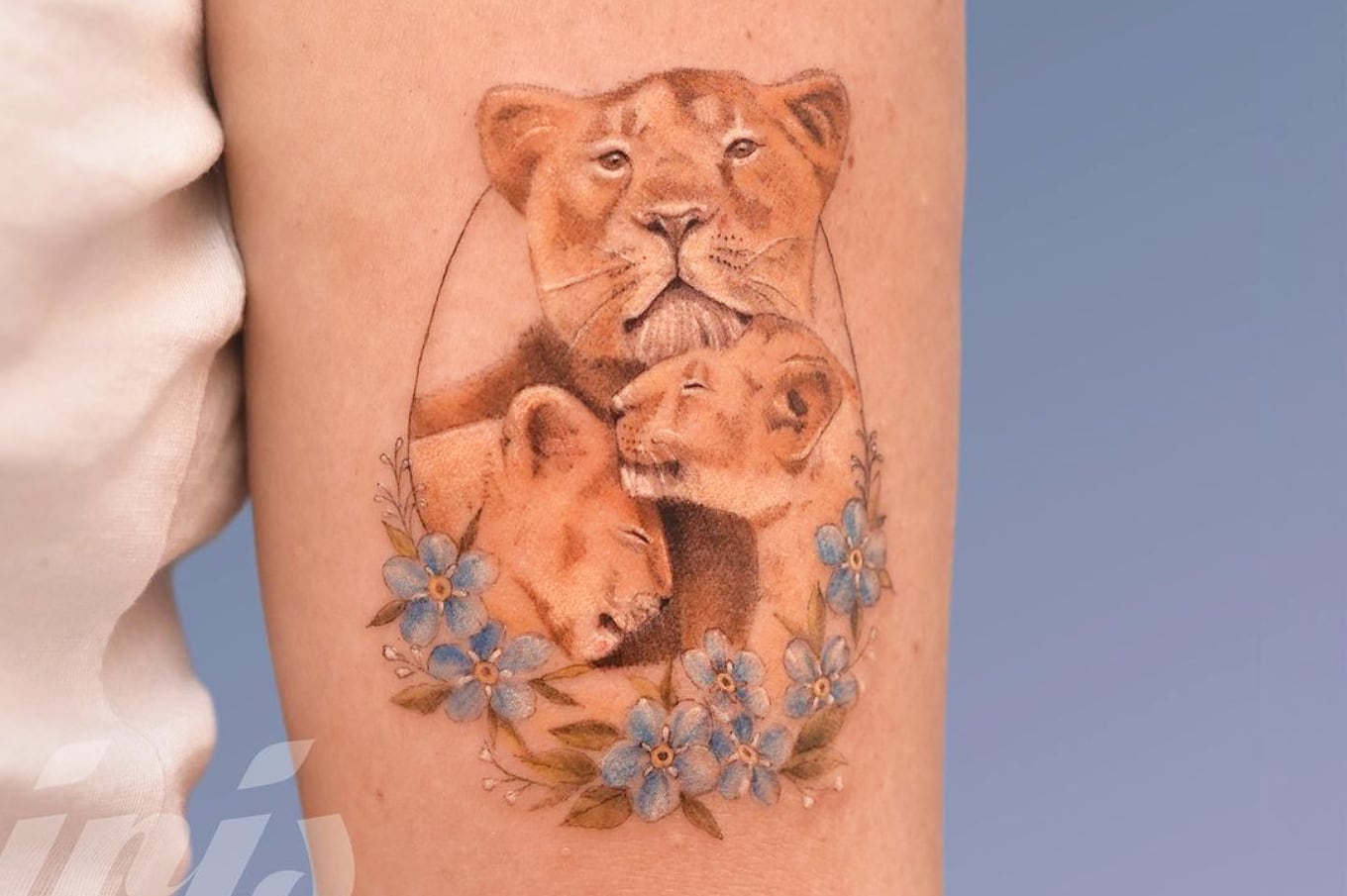 Amanda ha tenido el honor de tatuar celebridades, madres que eligen tatuarse junto a sus hijas, y personas adultas mayores, muchas de las cuales lo hacen por primera vez.