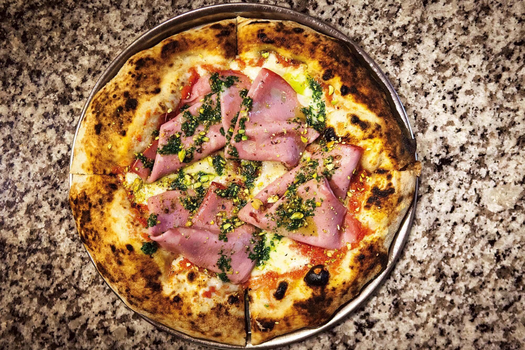 Pizza napolitana con mortadela con pistachos y cubierta con pistachos