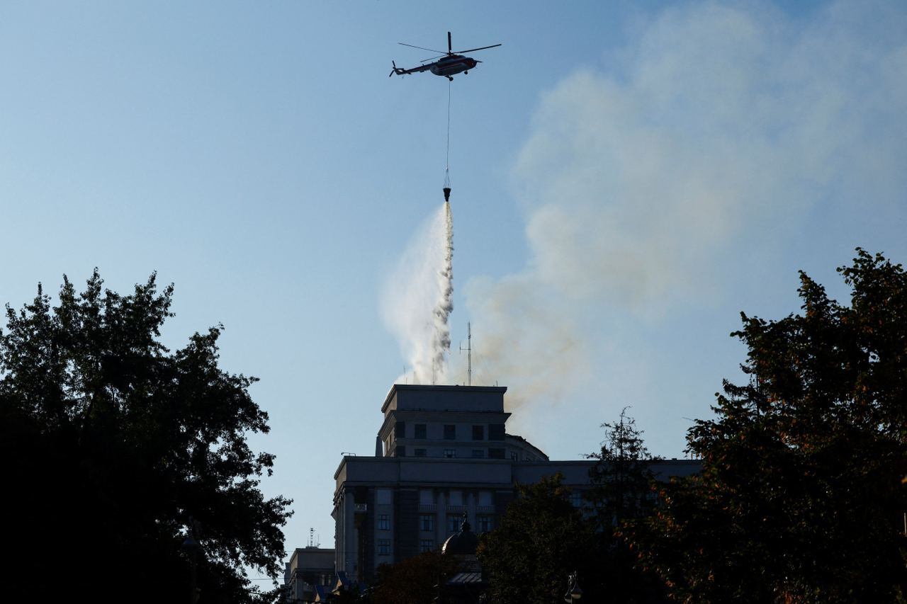 Los servicios de bomberos y rescatistas trabajan en la zona para atender a los afectados y acabar con los focos de fuego
