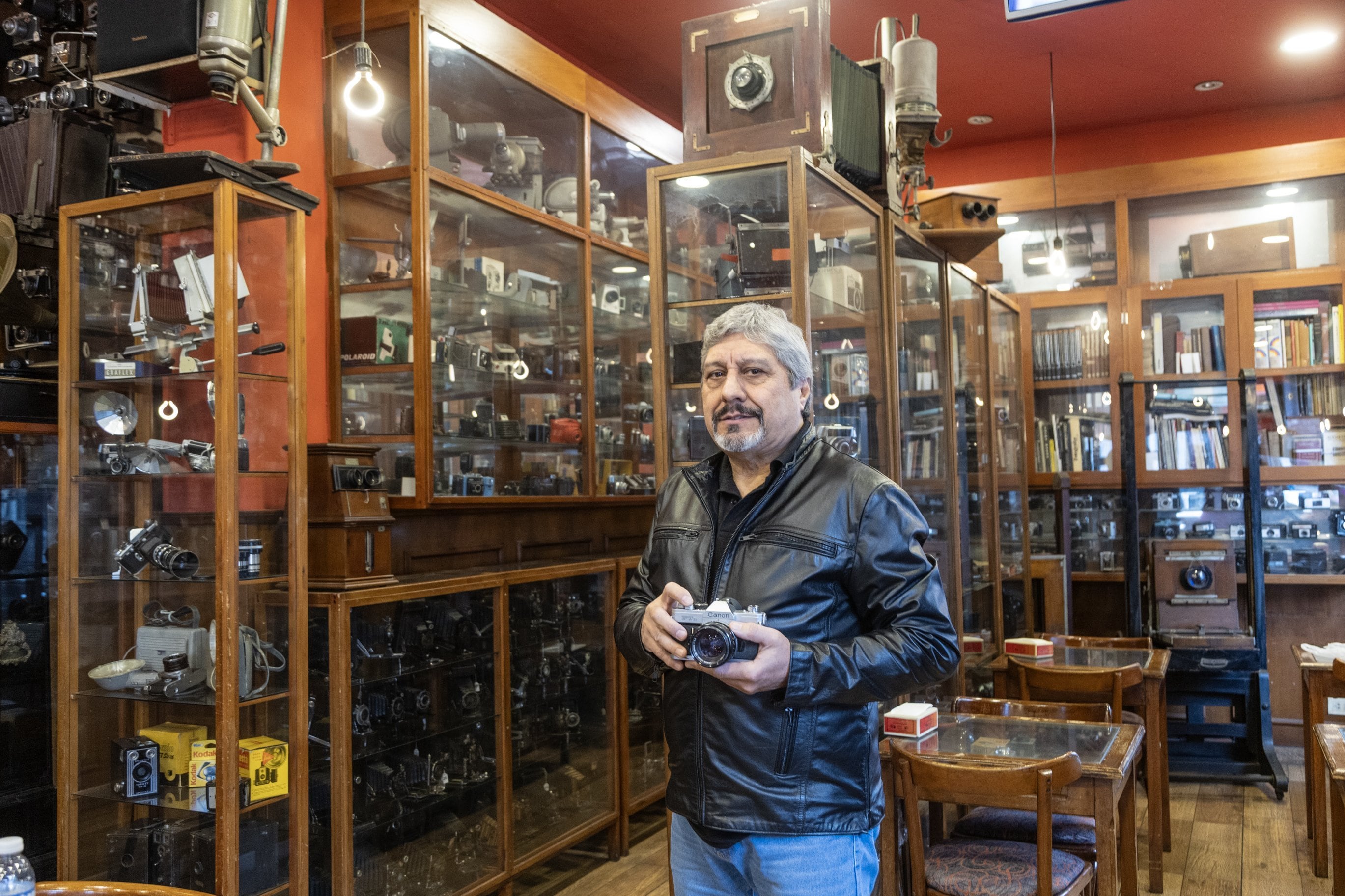 Consiguió sus primeras máquinas de fotos gracias a cartoneros y hoy exhibe más de 3000 en su museo
