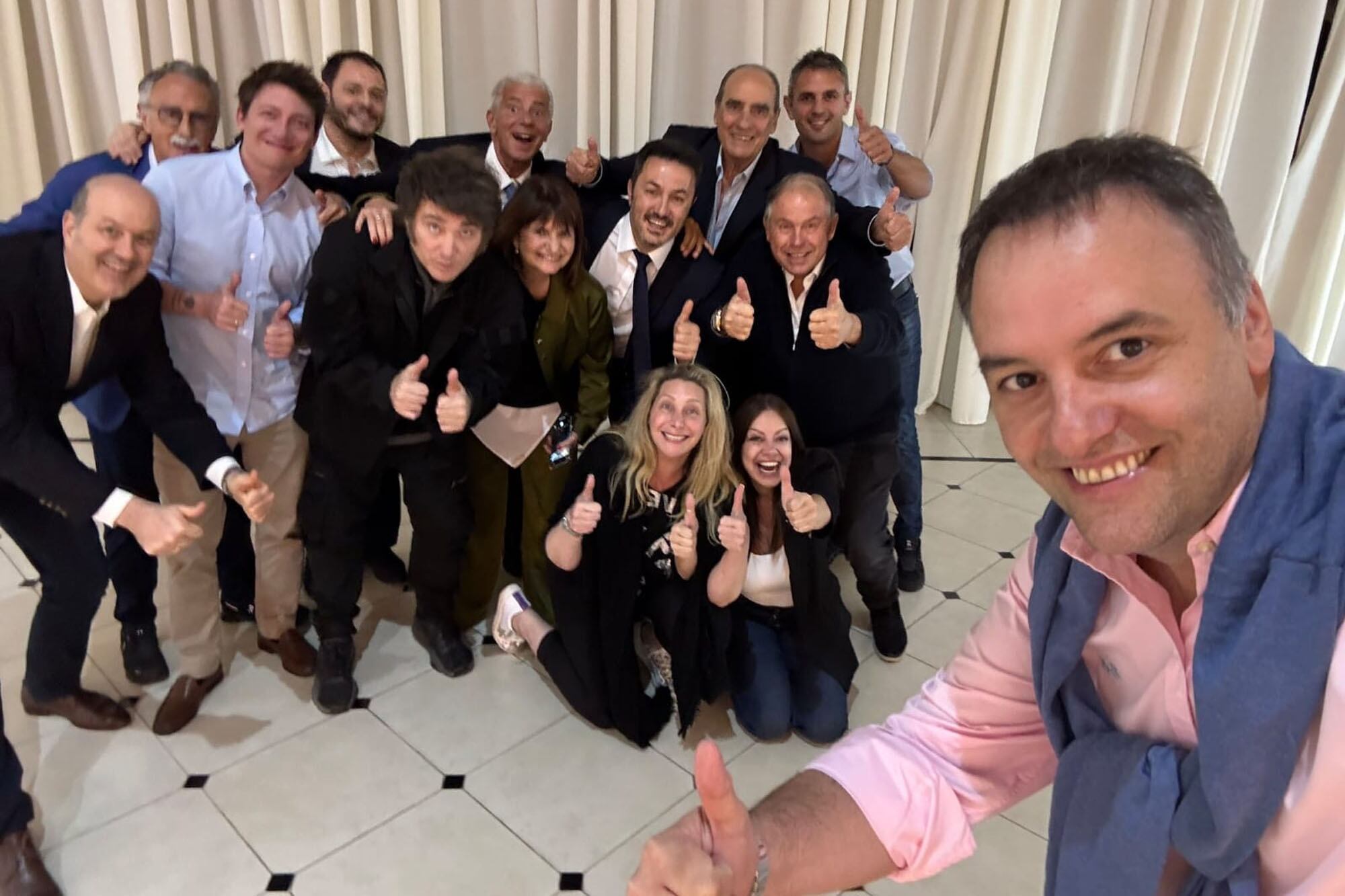 La foto del gabinete que subió Manuel Adorni