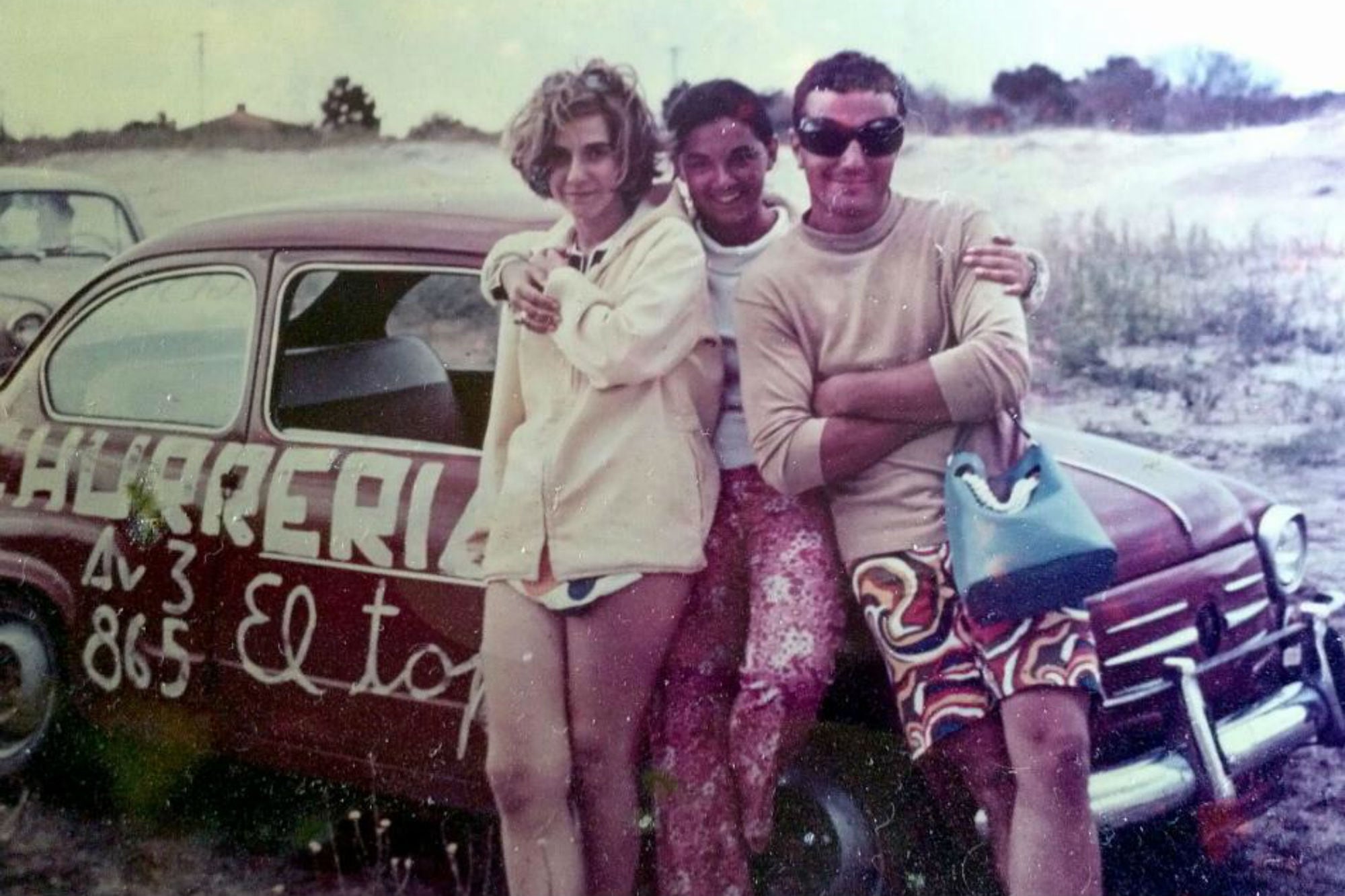 A los costados, Élida y Carlos, amigos de la familia; en el centro, Mónica, cuñada de Cacho, uno de los fundadores de El Topo; entre todos salían a repartir churros con un Fiat 600