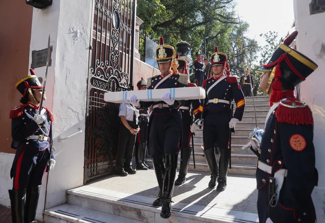 “Regreso a casa”: el traspaso del sable corvo al Regimiento de Granaderos se volvió tendencia en las redes