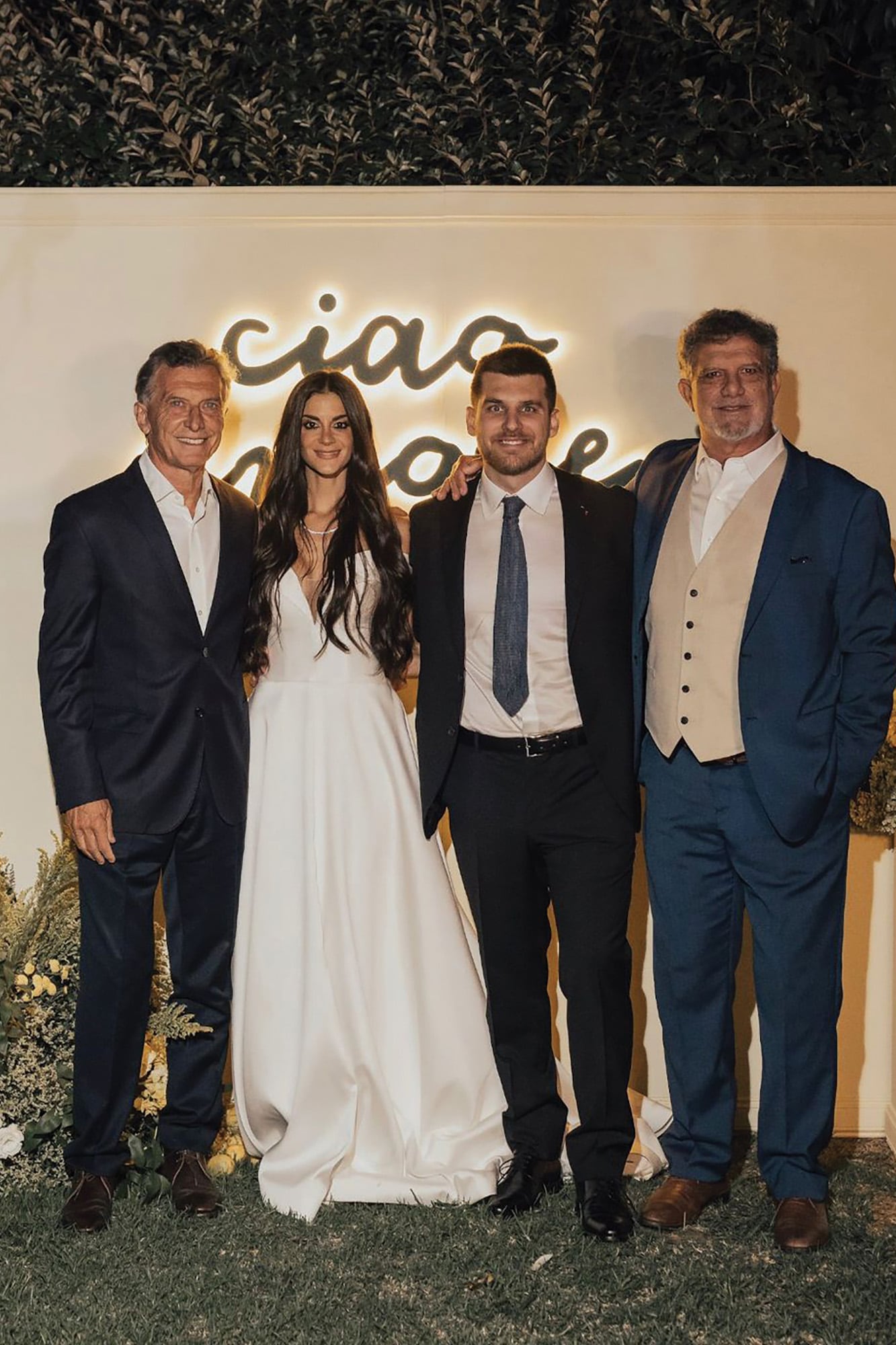 Los recién casados posan con los tíos de Rodrigo: Mauricio y Gianfranco Macri, hermanos de su
madre Sandra, quien murió en 2014 a los 53 años