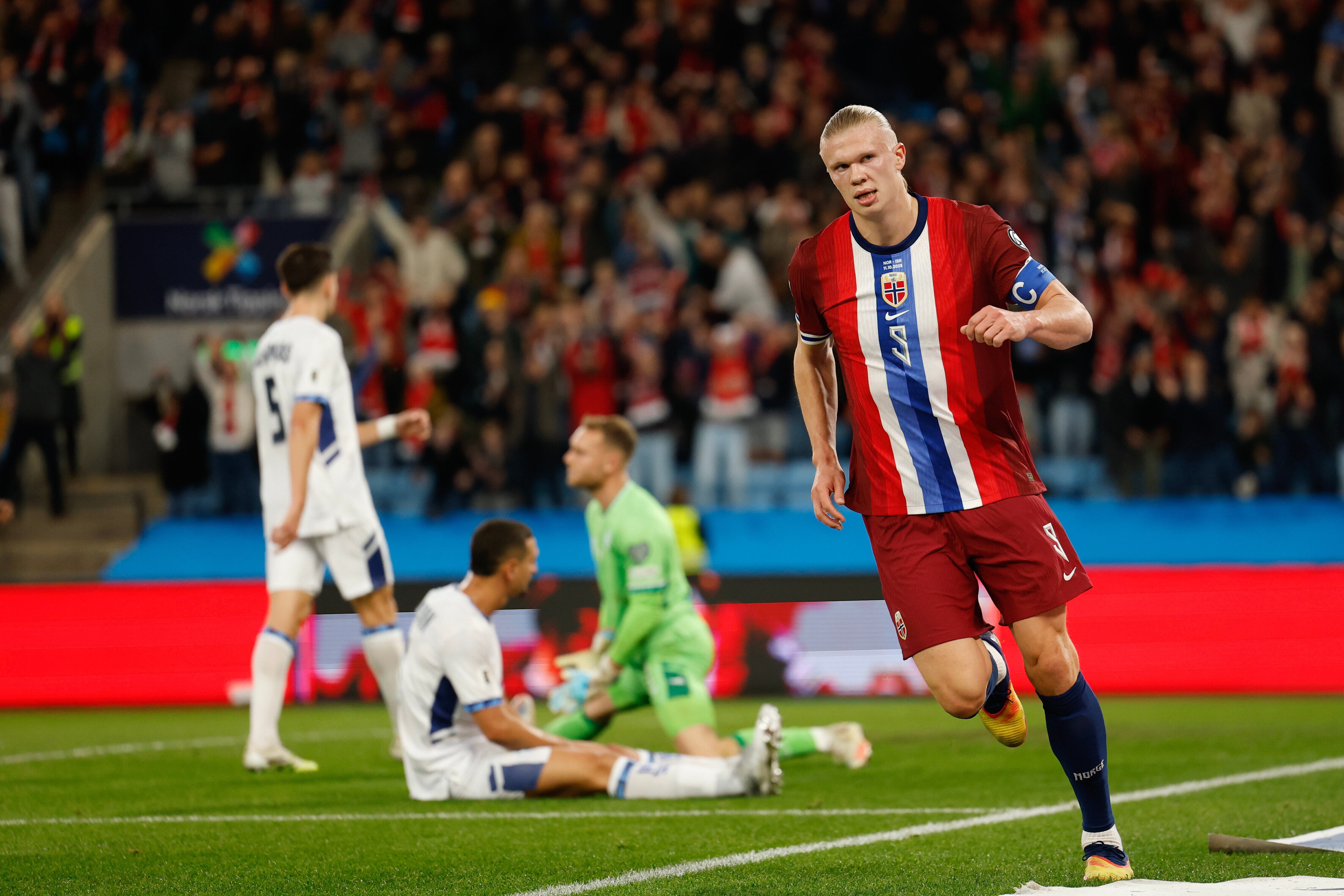 El noruego Erling Haaland celebra anotar el segundo gol de su equipo, durante el partido de clasificación para la Copa del Mundo de fútbol entre Noruega e Israel en Oslo, el sábado 11 de octubre de 2025. (Jonas Been Henriksen/NTB Scanpix vía AP)