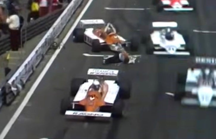 Un par de segundos después del choque entre los Arrows se ve al mecánico Dave Luckett tirado sobre el asfalto