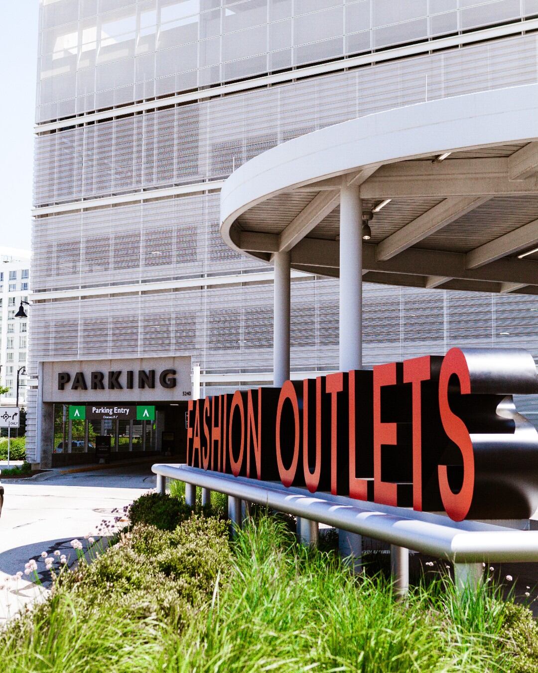 También cuenta con un estacionamiento gratuito de tres pisos