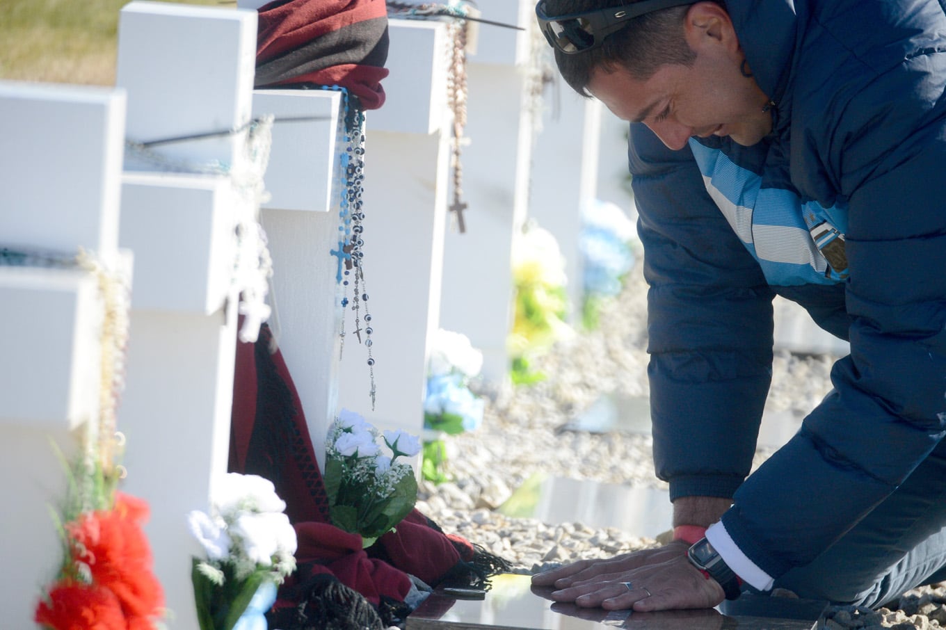 Malvinas: en una histórica ceremonia las familias de 90 soldados pudieron rendirles homenaje en tumbas con nombre, hubo aplausos para el militar británico que los sepultó