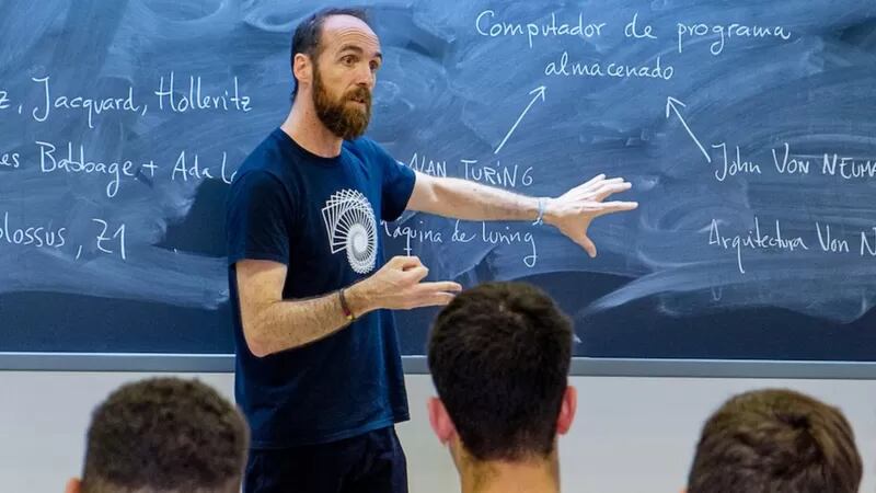 Cabezón es docente de grado de la universidad y también da clases de posgrado a docentes