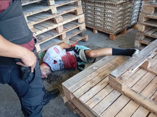 Un policía frustró el robo a un comercio, le quitó el arma a un delincuente e hirió a su cómplice