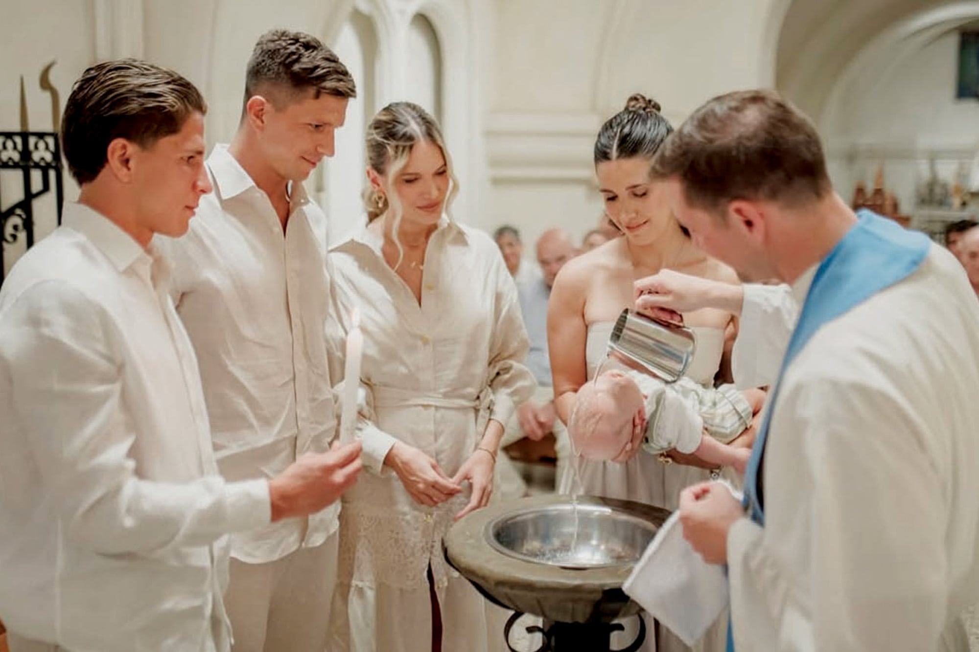 Mavi Bargiela sostiene a su sobrino ante la tierna mirada de Giuliano, Gian y Eva
