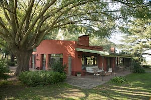 Un casa de estilo campero con un jardín diseñado para disfrutar