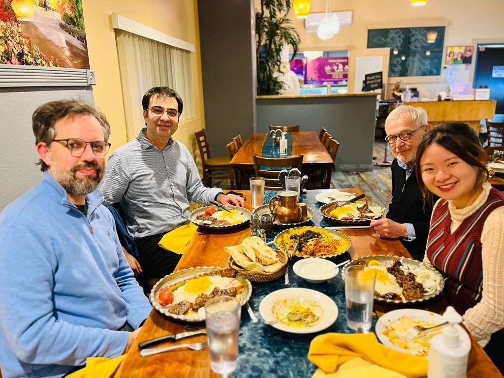 Cenando en Las Vegas: Marcos Santander, a la izquierda, y el ganador del Nobel, Francis Halzen, frente a él, a la derecha. Los restantes son Ali Kheirandish y Qinrui Liu