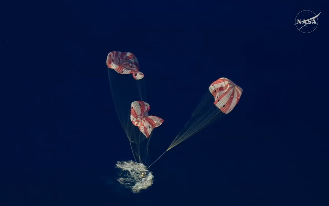 El momento en que amerizó la cápsula Orión